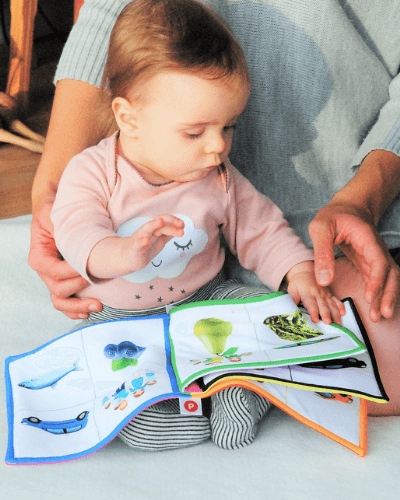 lesen-lernen-kleines-Kind-mit-bilderbuch lesen lernen