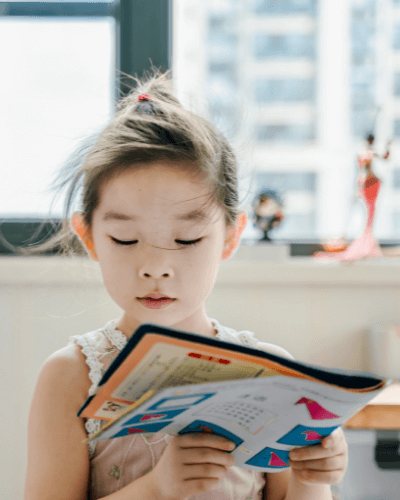 lesen-lernen-maedchen-mit-Buch lesen lernen