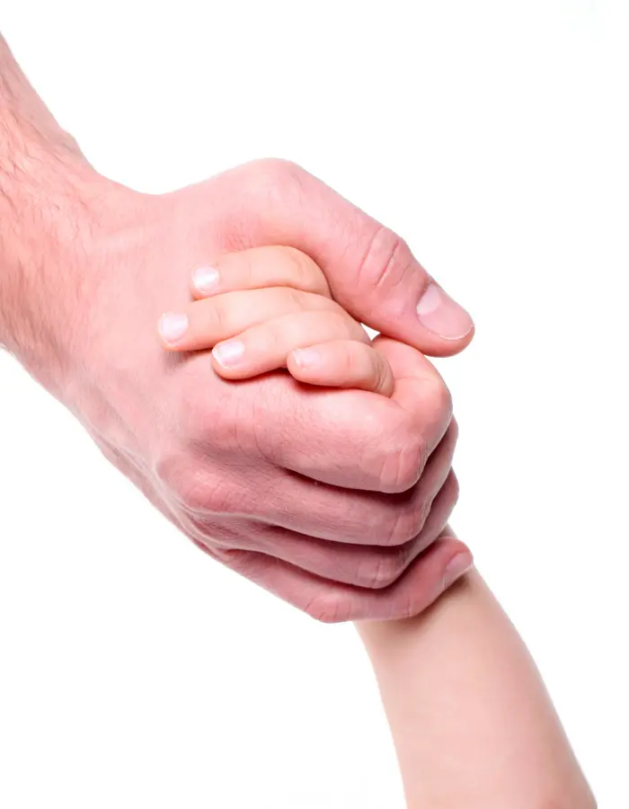 Konzentrationsübungen Kinder, Eltern helfen Kind Vater hilft Kind, hält dessen Hand