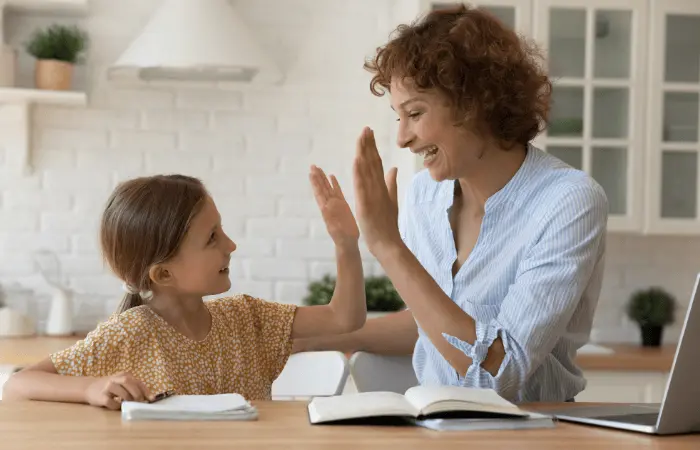 Mutter arbeitet mit Kind um dessen Selbstbewusstsein zu stärken