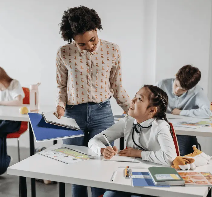 Lehrerin hilft Schülerin