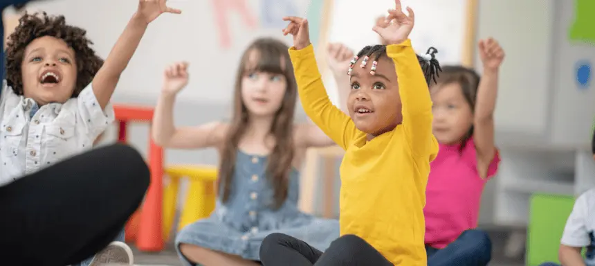 Fingerspiele Kinder Kinder spielen ein Fingerspiel in Kindergartengruppe