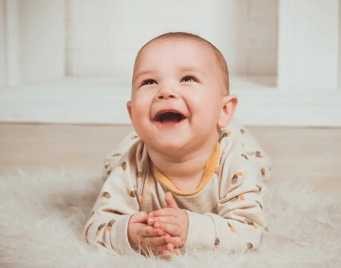 mit Baby spielen Lächelndes, beobachtendes Kind