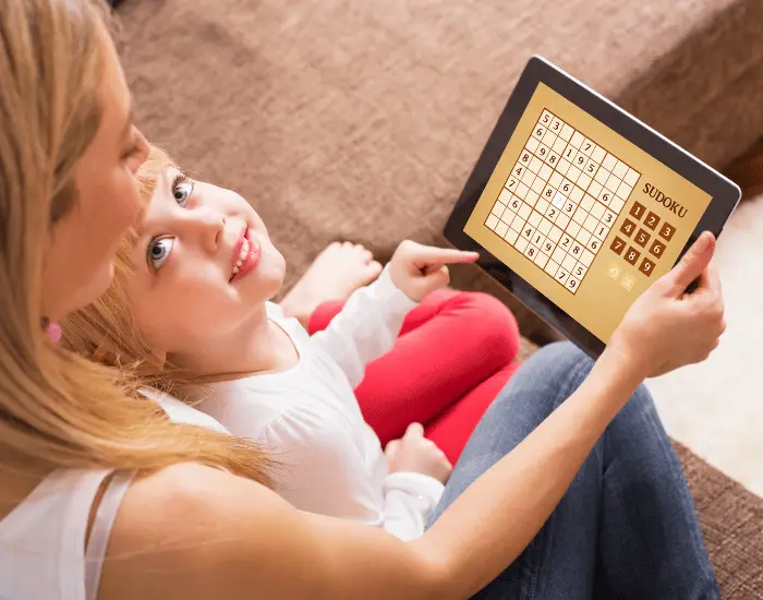 Sudoku als Konzentrationsübung Kind löst Sudoku mit Mutter