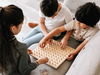 Rätsel für Kinder werden schnell im Team gelöst