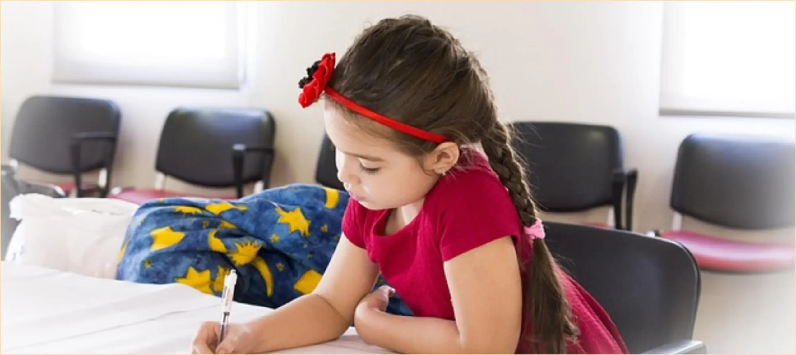 Intelligenztest bei Kindern Kleines Mädchen sitzt am Tisch und schreibt etwas auf Blätter