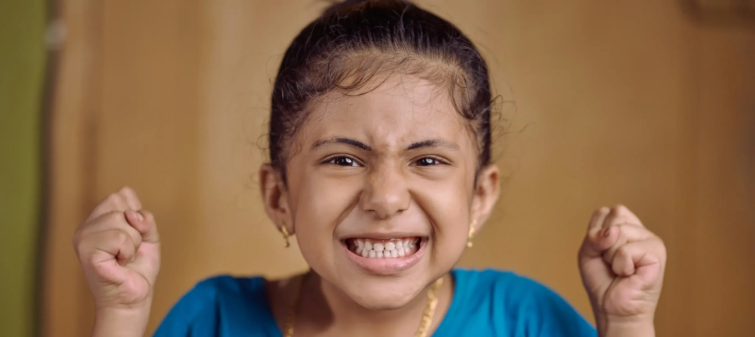 Mädchen ist sauer und hat ihre Fäuste geballt