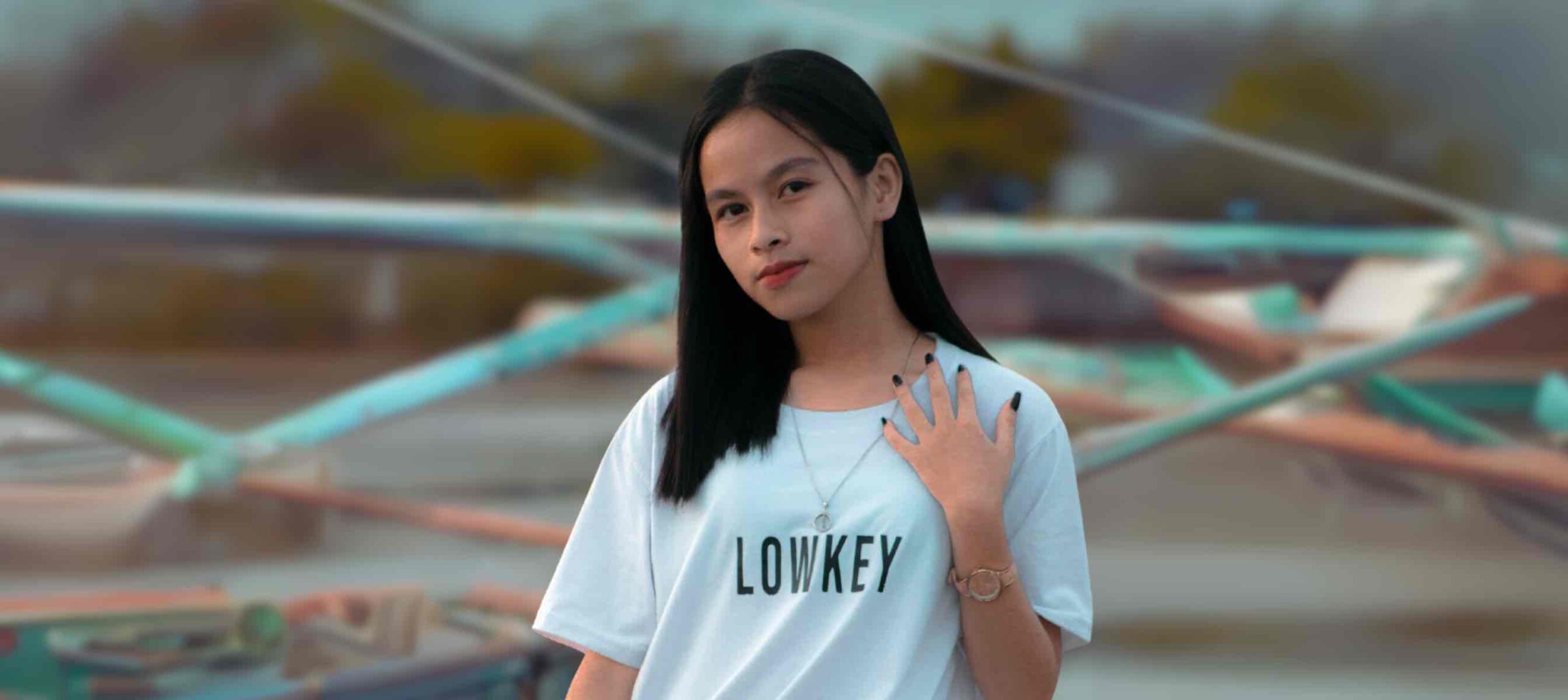 Mädchen mit "Lowkey" auf dem T-Shirt blickt in die Kamera