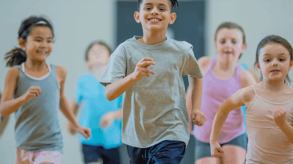 Sportunterricht Kinder joggen der Kamera entgegen