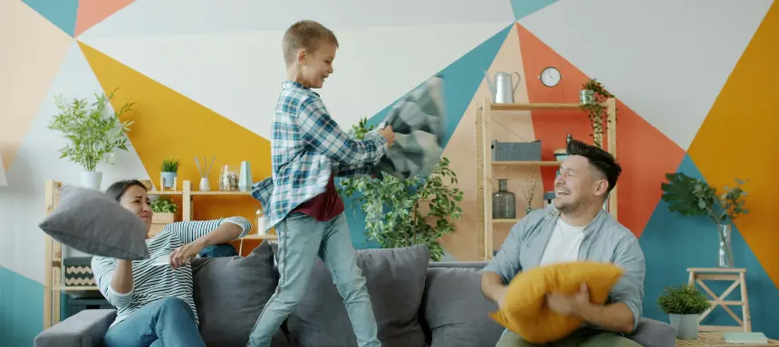 Familie bei Kissenschlacht zum Kindertag