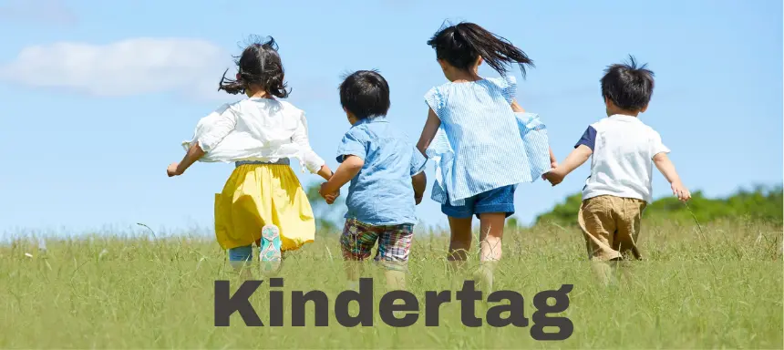 Kinder rennen durch eine Wiese