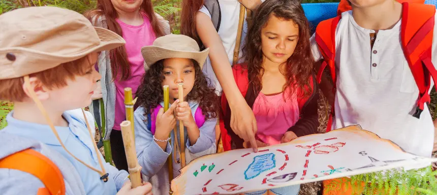 Kinder bei der Schatzsuche