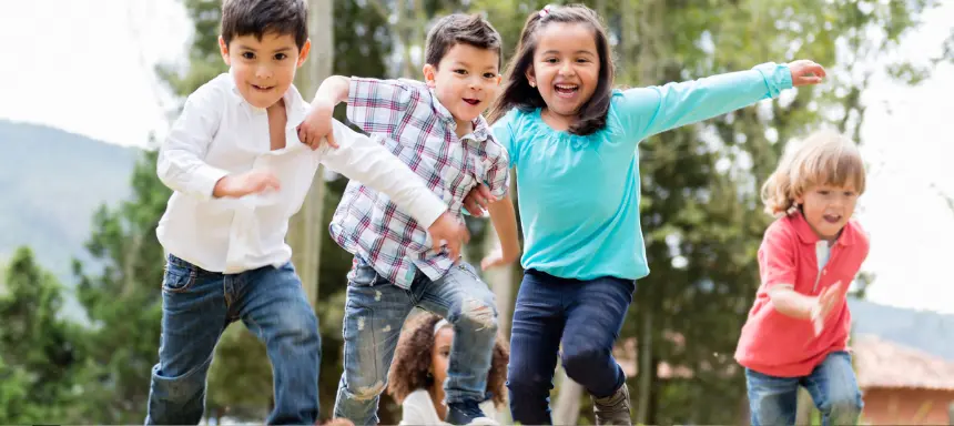 Bewegungsspiel mit Kindern Rennen