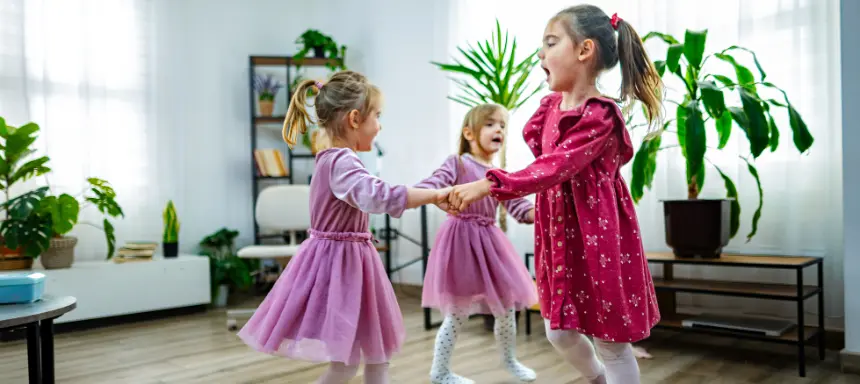 Bewegungsspiel mit Kindern Tanzen