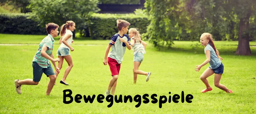 Kinder spielen auf einer Wiese