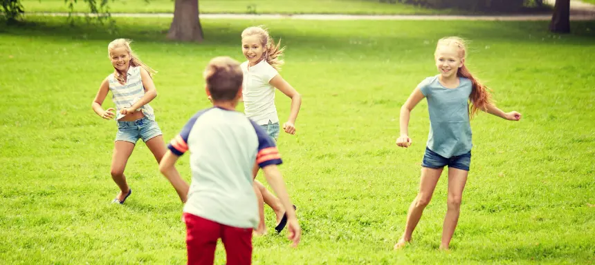 Bewegungsspiel mit Kindern draußen