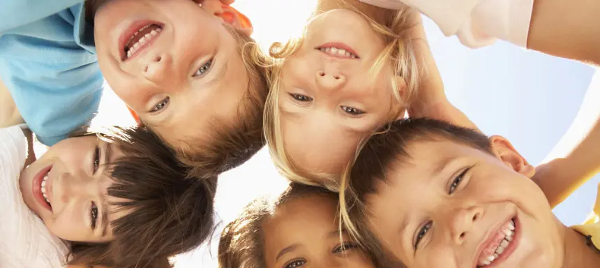 Gruppe Freunde sieht nach unten