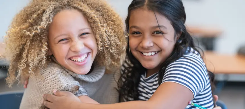 Freundinnen umarmen sich