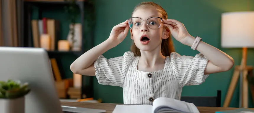 Kind macht Hausaufgaben